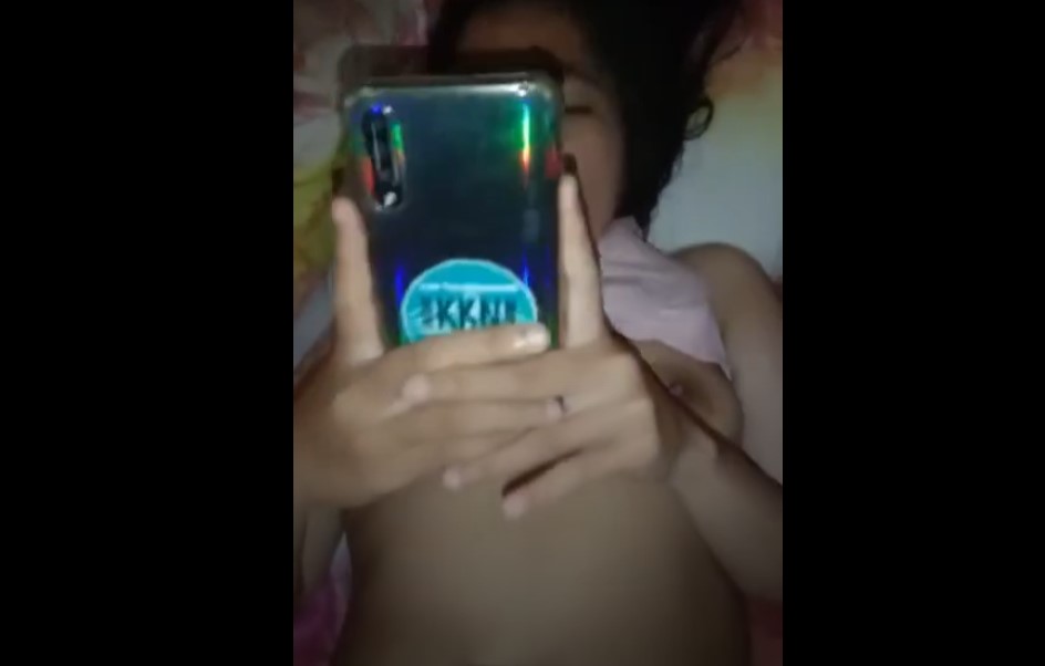 Viral Mahasiswi Lagi KKN Di Desa Chat Pacar Sambil Digenjot Ketua Hima