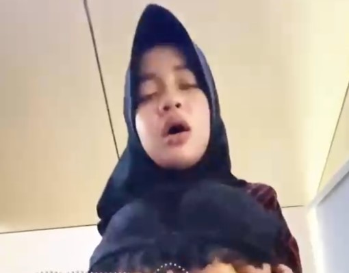 New Video Viral ABG Jilbab Laura Hijab Tutorial Wiwik Ulekan Ganas Posisi Atas Trending Global Indonesia Terbaru 2025