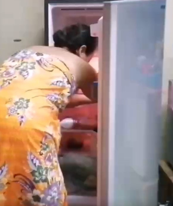 Viral Ibu Mertua Buka Kulkas Di Dapur Sambil Nungging Langsung Disodok Menantu Kesayangan